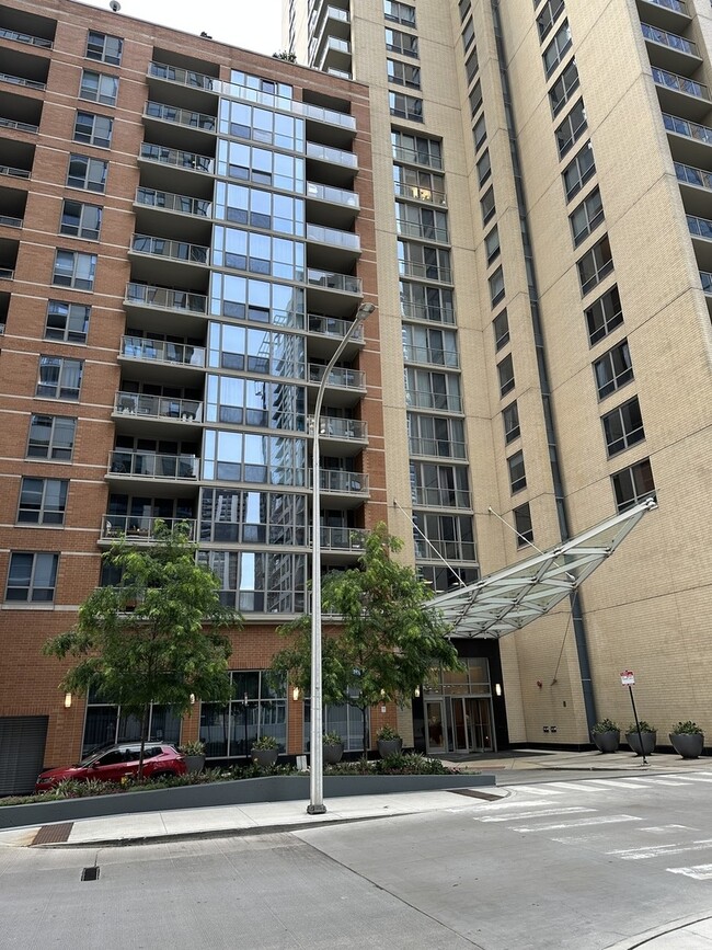 Building Photo - 420 E Waterside Dr