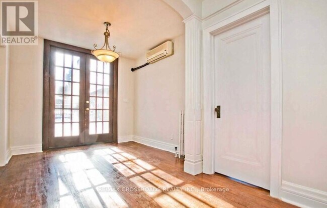 Photo du bâtiment - 65 Lawrence Ave E