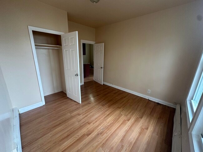 Foto del edificio - 98 Van Nostrand Ave