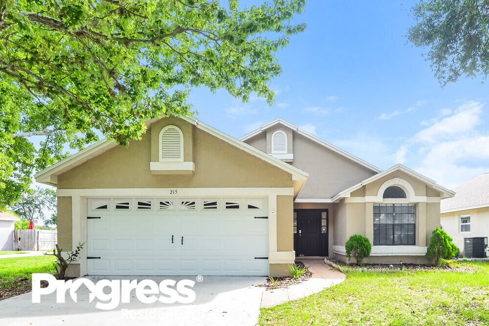 Foto principal - 215 River Chase Dr