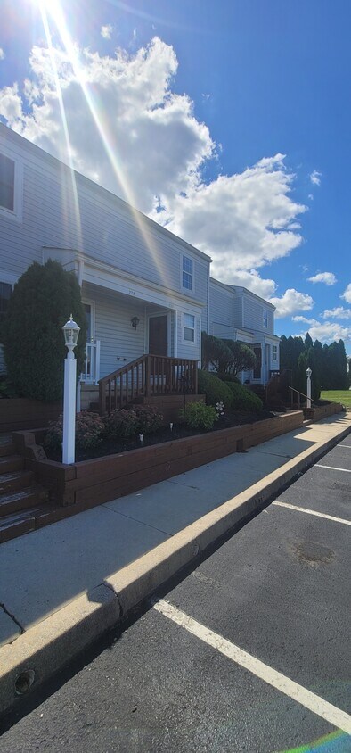 Foto principal - 727 Old Silver Springs Rd