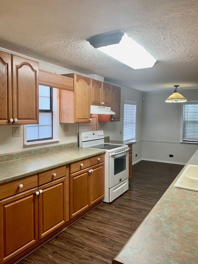 Foto principal - Spacious updated 3 bedroom, 2 bathroom hom...