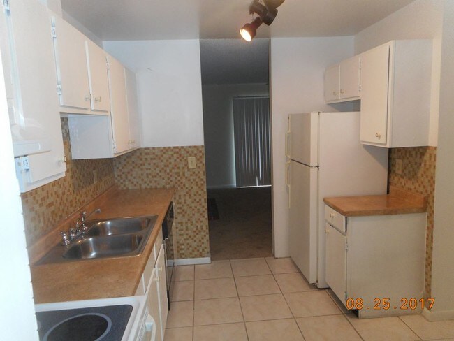 Building Photo - Completely Refurbished Townhouse