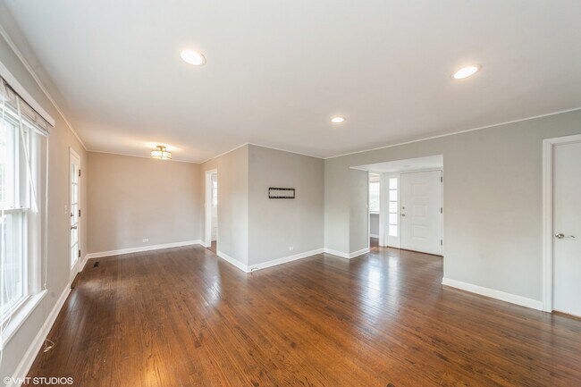 Building Photo - 947 Deerfield Rd
