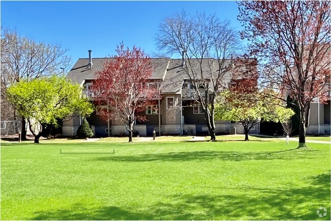 End-unit townhome in private upscale community facing park-like courtyard - 2869 Kenwood Isles Dr
