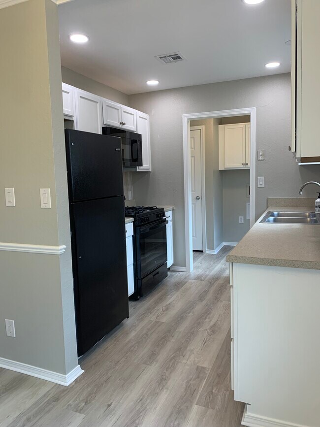 kitchen - 253 N Moore Ave