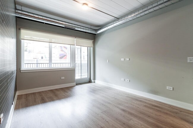 Building Photo - 941 W Belmont Ave