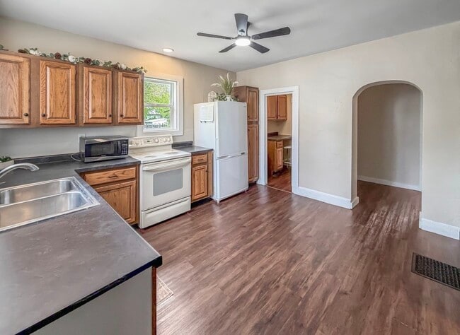 Building Photo - 922 E Shawnee St