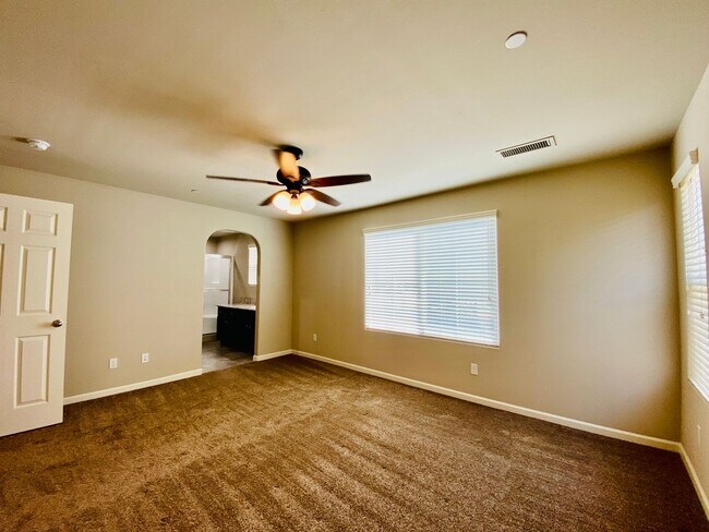 Foto del edificio - $2,250 DeWolf & Barstow, 3 Bedroom - Joy D...