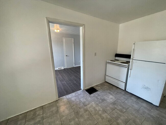 Building Photo - Avella - 2 Bed 1 Bath - New Updates!