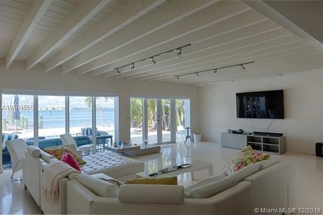 Foto del edificio - 2410 N Shore Terrace