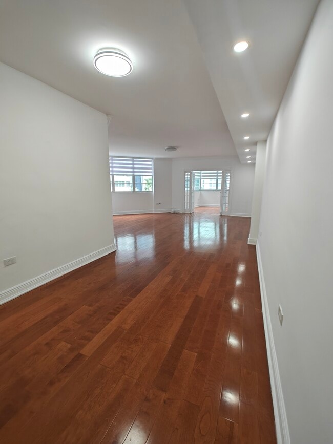 Building Photo - 825 brickell bay Dr