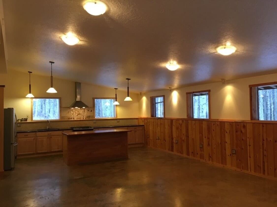 Primary Photo - 2 Bed / 1 Bath Dog Friendly Home