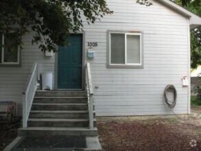 Building Photo - 1005 Main St