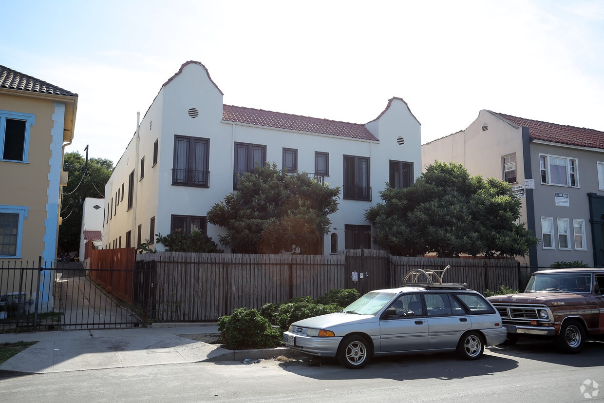 122124 1/2 S Westmoreland Ave, Los Angeles, CA 90004 Apartments in