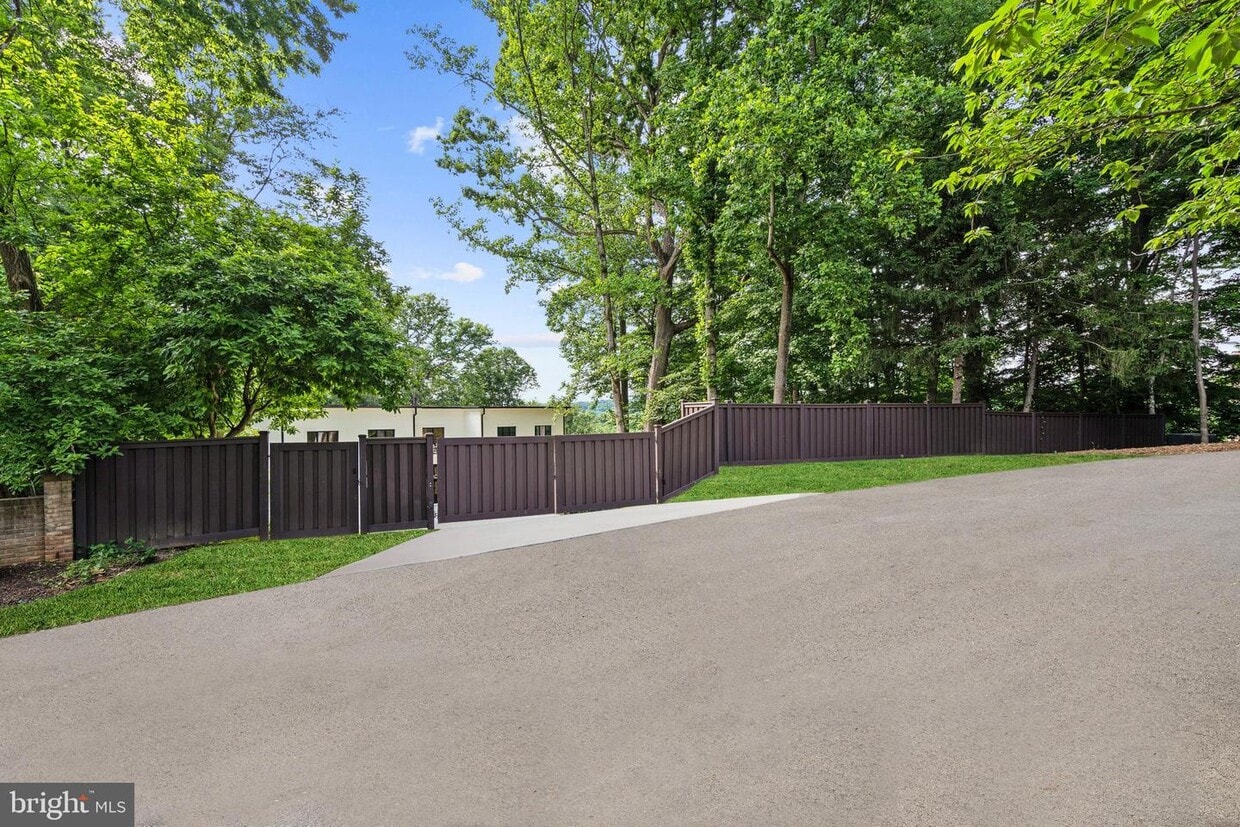Building Photo - 620 Rivercrest Dr