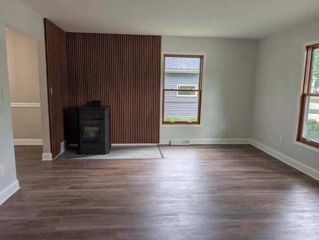 Building Photo - Spacious 4 bedroom 3 bathroom family home in Neenah