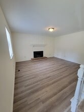 Building Photo - 102 Bramble Ct