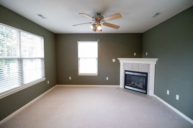 Foto del edificio - Stunning 3Bed/2BA Home with Dual Living Spaces/Garage