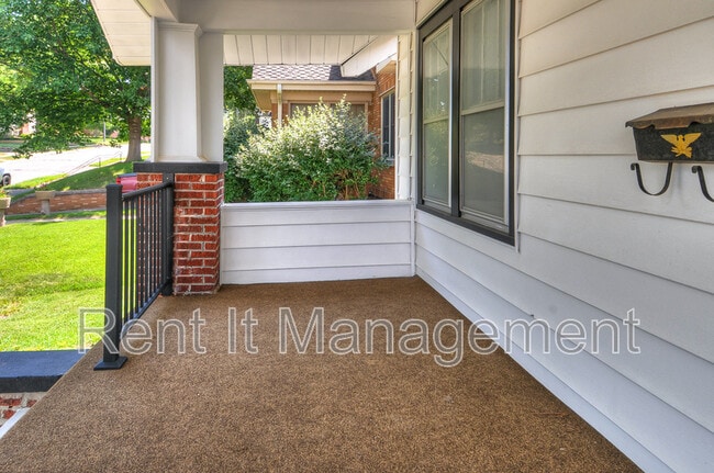 Building Photo - 5567 Mason St