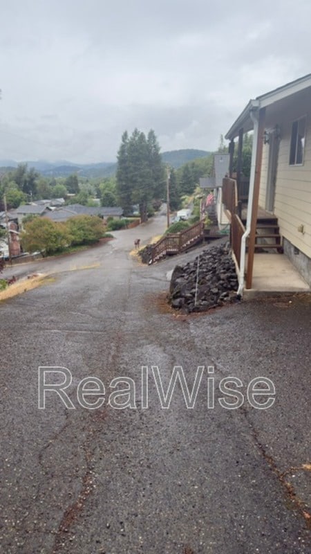 Foto del edificio - 1384 NE Ridge Ave