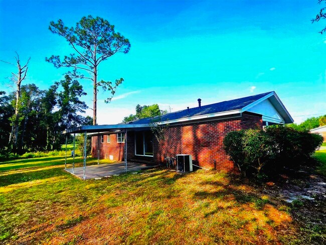 Foto del edificio - 104 Forest Cir