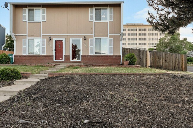 Building Photo - 2 Bedroom Duplex with Updates, Large Fence...