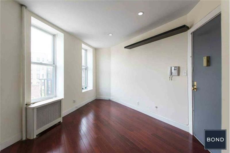Primary Photo - 26 7th Ave S