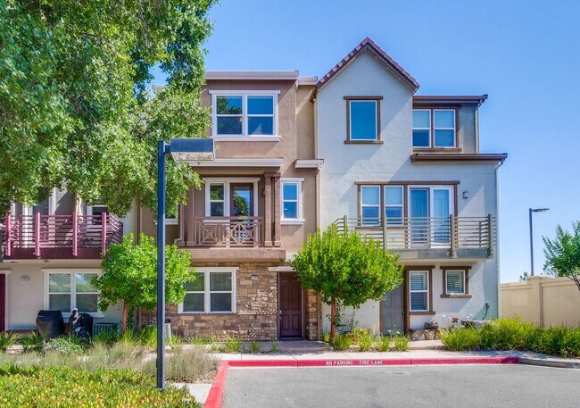 Building Photo - Excellent 4 Bed 2.5 Bath Town Home!