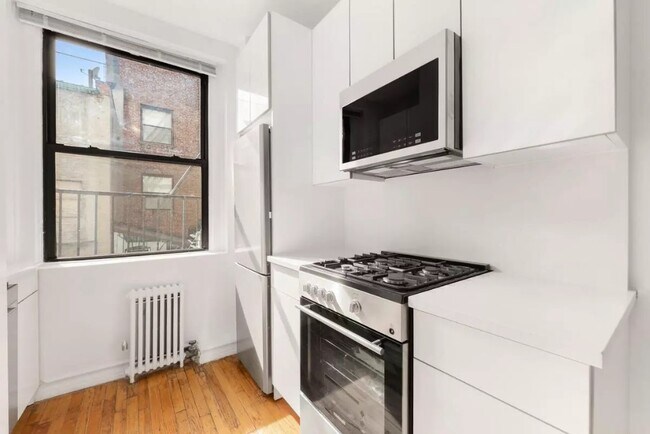 Building Photo - Recently Renovated---Modern Living