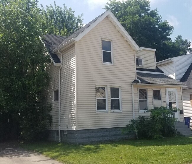 Foto del edificio - Old Brooklyn - 3 Bedroom Single Family Home