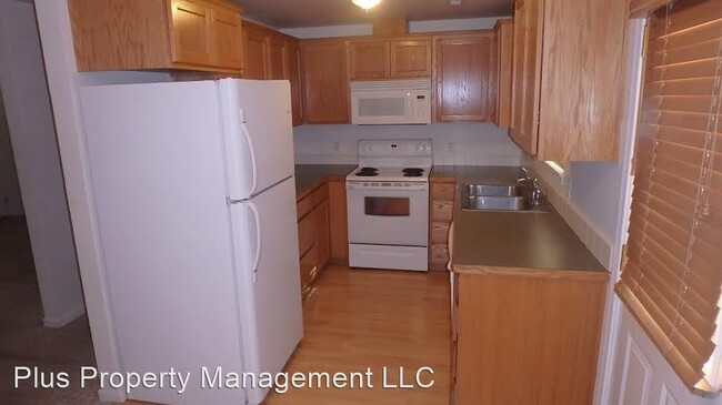 Building Photo - 635-639 SW Pelton Pl