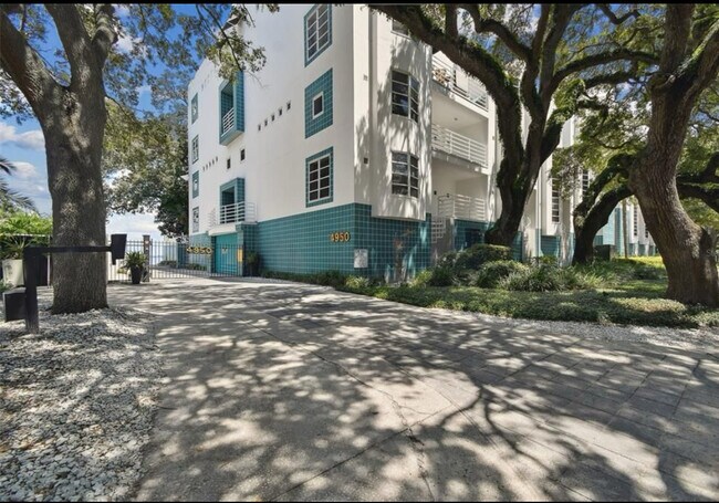 Entrance 4950 - 4950 Bayshore Blvd