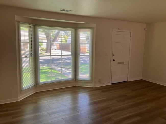Building Photo - 1412 Del Mar Ave