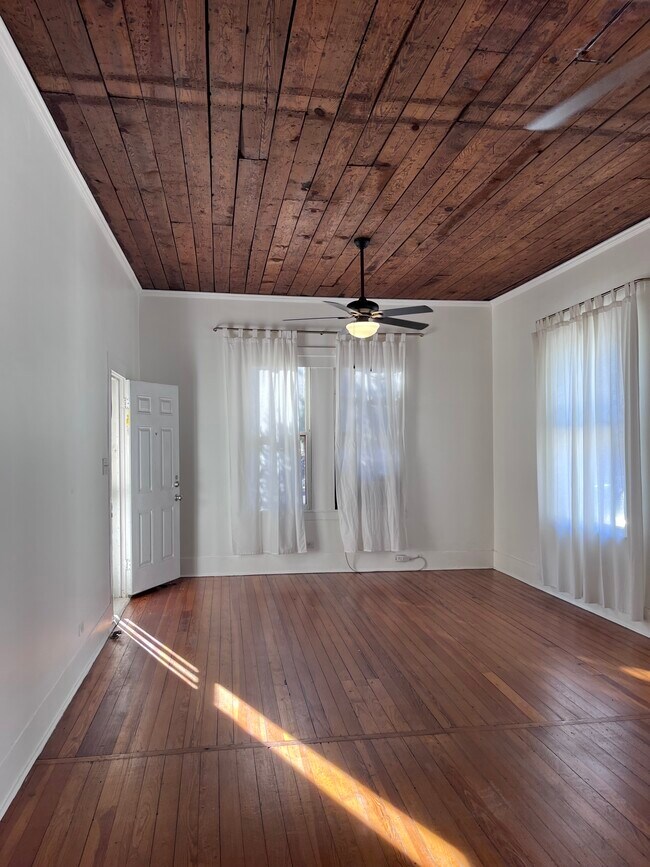 Living, Dining - 2610 N Flores St