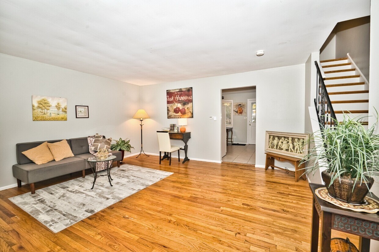 Primary Photo - 1648 Greenwood Rd