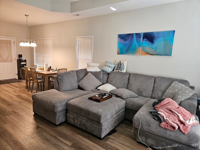 Foto del edificio - Beautiful 3 bedroom 2 bath unfurnished home in Hampstead