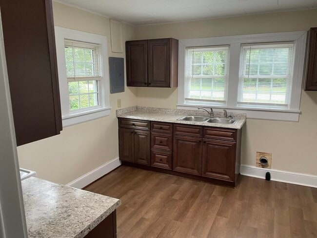 Foto del edificio - 504 Pearces Rd