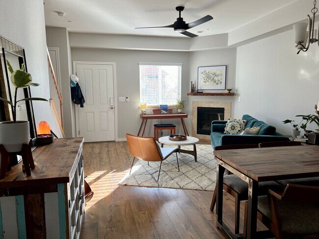 Building Photo - Phenomenal 3-Bed, 3.5-Bath Townhome in Lon...
