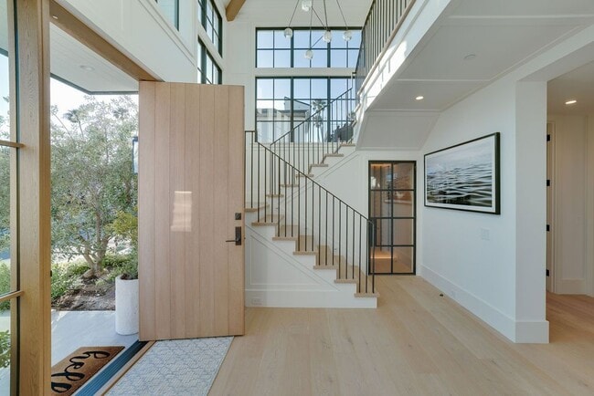 Building Photo - 2820 Bayview Dr