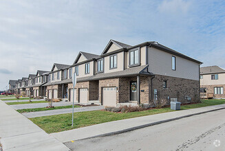 Building Photo - Towns in Hyde Park