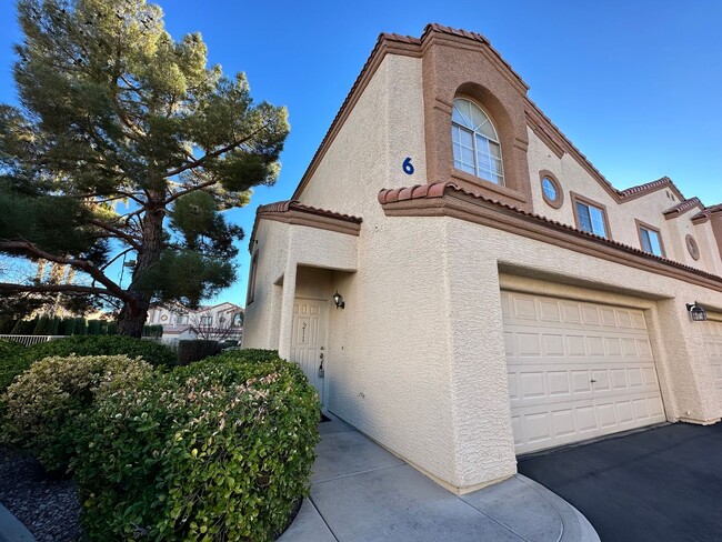 Building Photo - Beautiful 2 Master Bedroom Townhouse!!