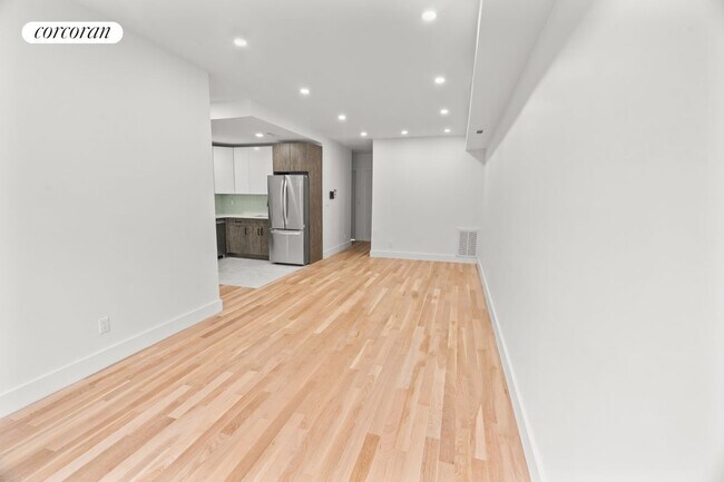 Building Photo - 444 Hart St