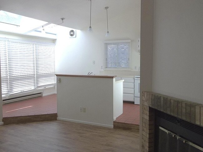 Building Photo - 3737 Landings Dr