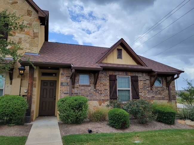 Building Photo - College Station - 3 bedroom/3 bathroom in ...