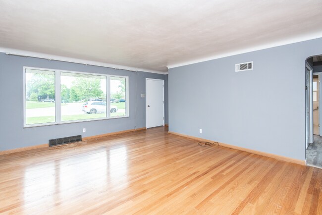 Building Photo - 9761 Grantview Dr