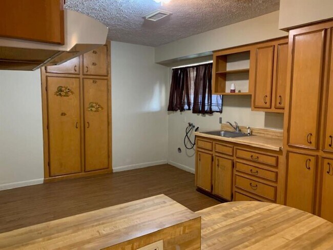 Building Photo - 1540 Calvit St
