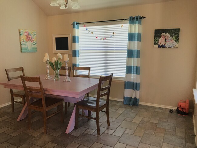 Foto del edificio - 4 bd + Office - Edmond North Schools - Com...