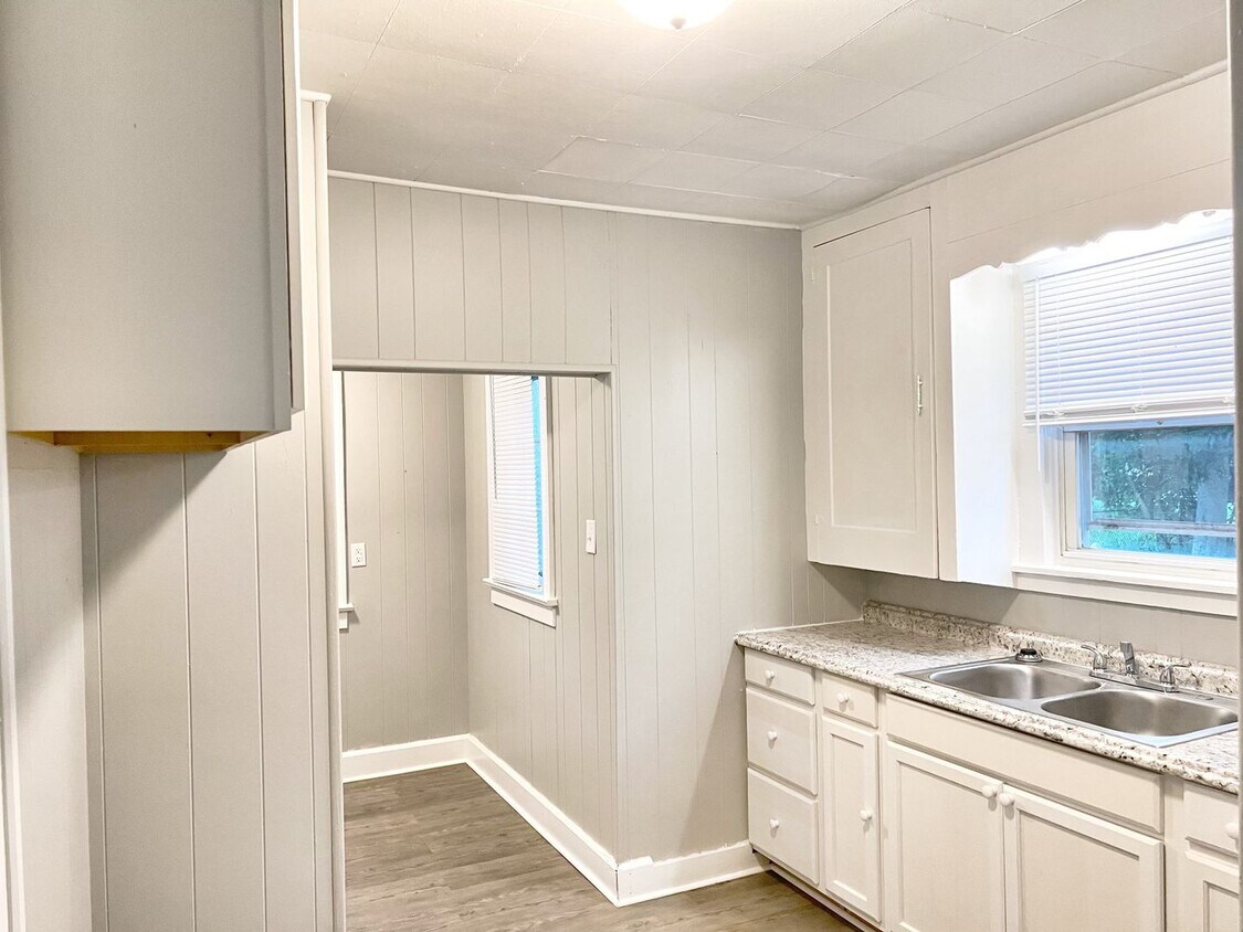 Foto del edificio - Charming 3-Bedroom Home in Desirable Plain...