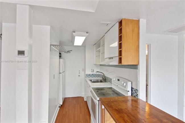 Building Photo - 880 NE 69th St